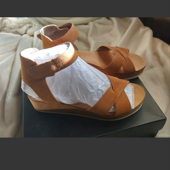 🌟 New BCBG Sandals - Picture 3 of 4